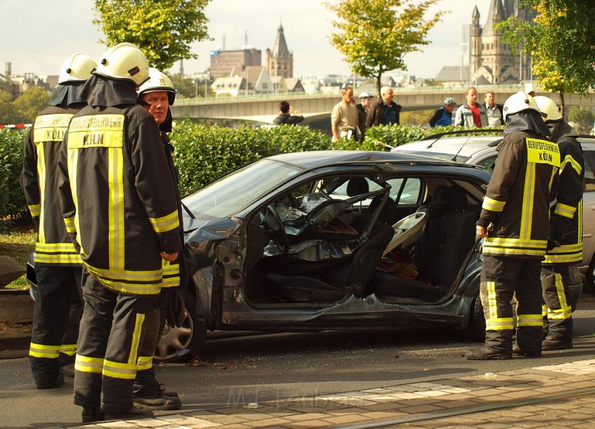 VU PKW Strab Koeln Deutz Siegburgerstr P121.JPG